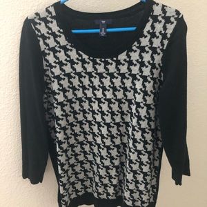 Gap women’s black & gray houndstooth print sweater in medium